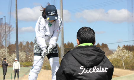 練習レンジでの最新クラブ試打会